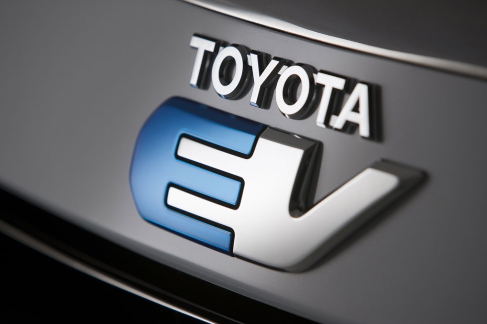 Toyota teasar RAV4 EV