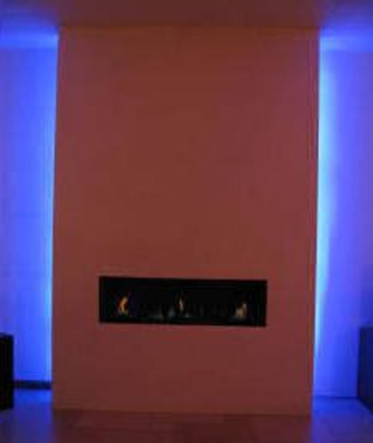 En eldstad som lyser upp hela väggen