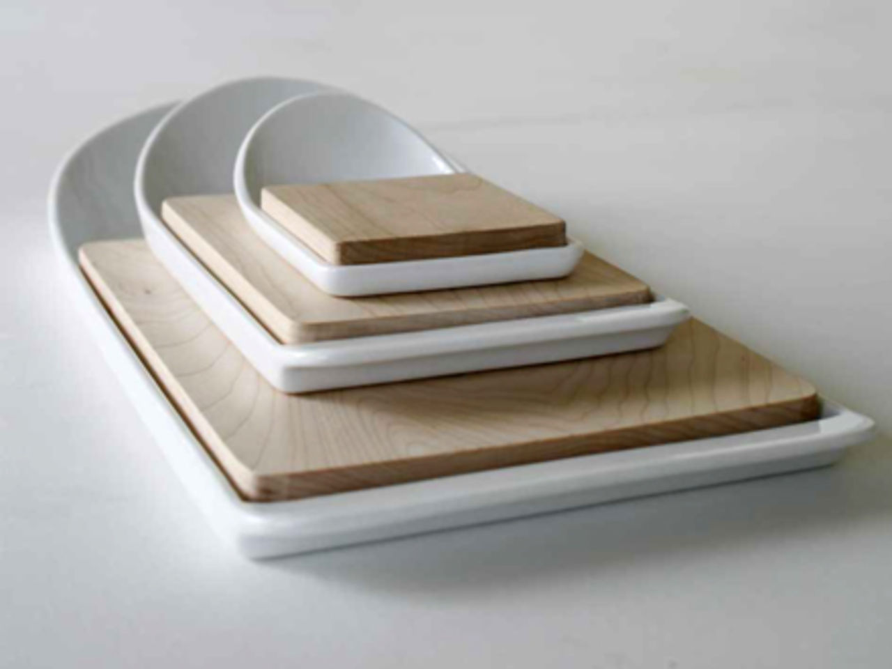 Fat och skärbräda i ett