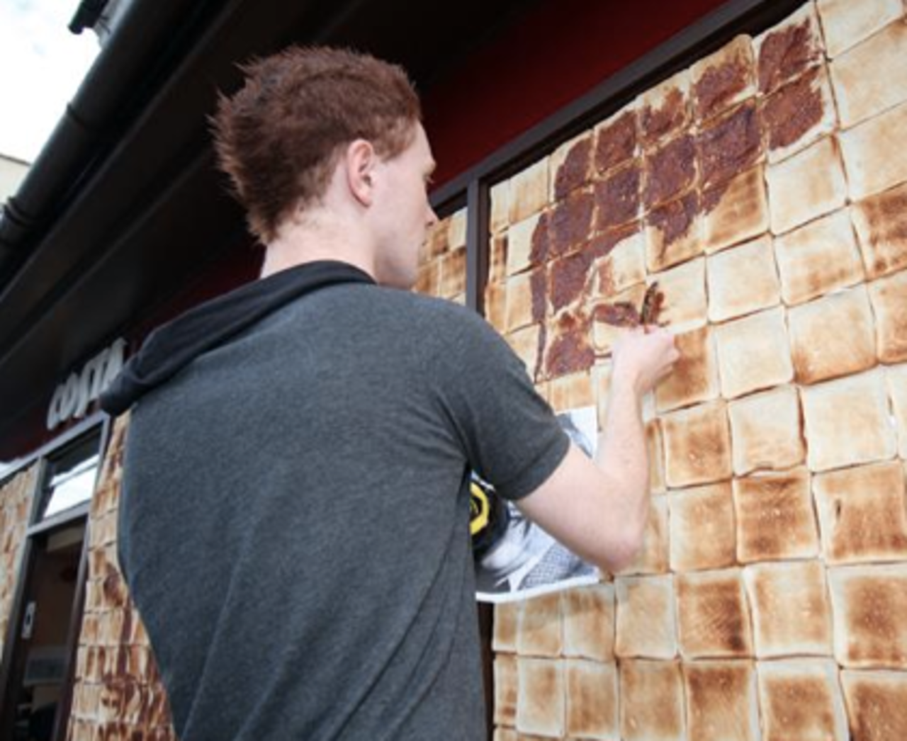 Målar på rostat bröd