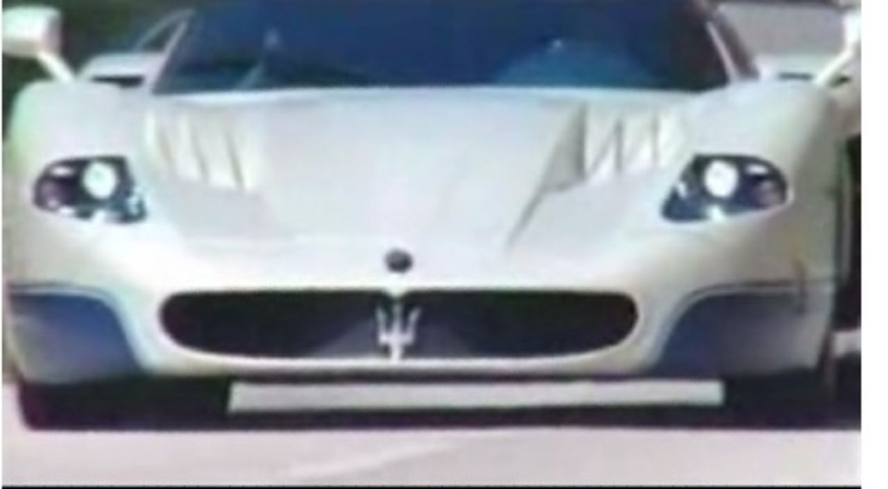 Supersportbilar i de italienska bergen