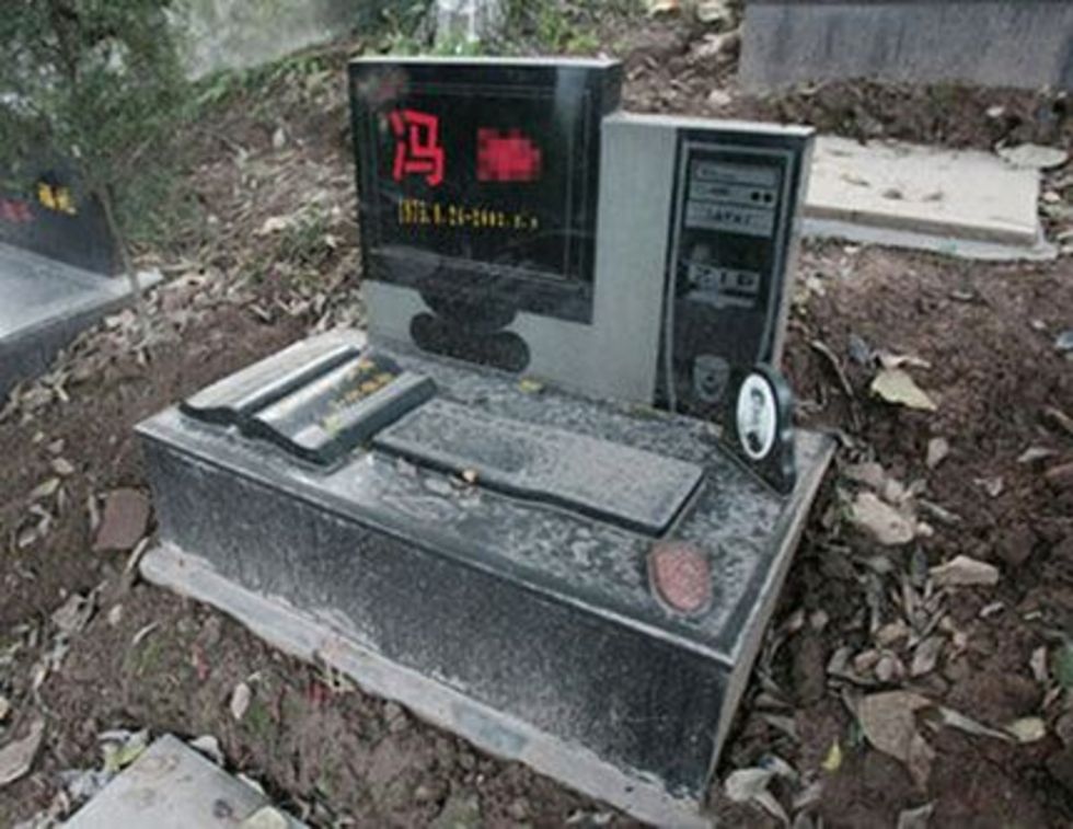 Avliden geek fick en dator som gravsten