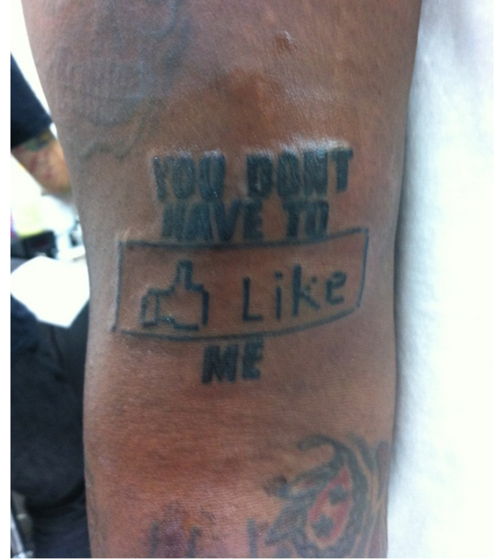 T-Pain tatuerar in Facebooks
