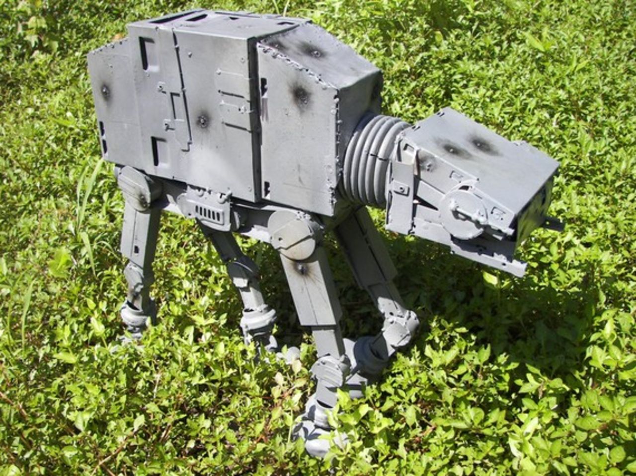 AT-AT byggd av skrot