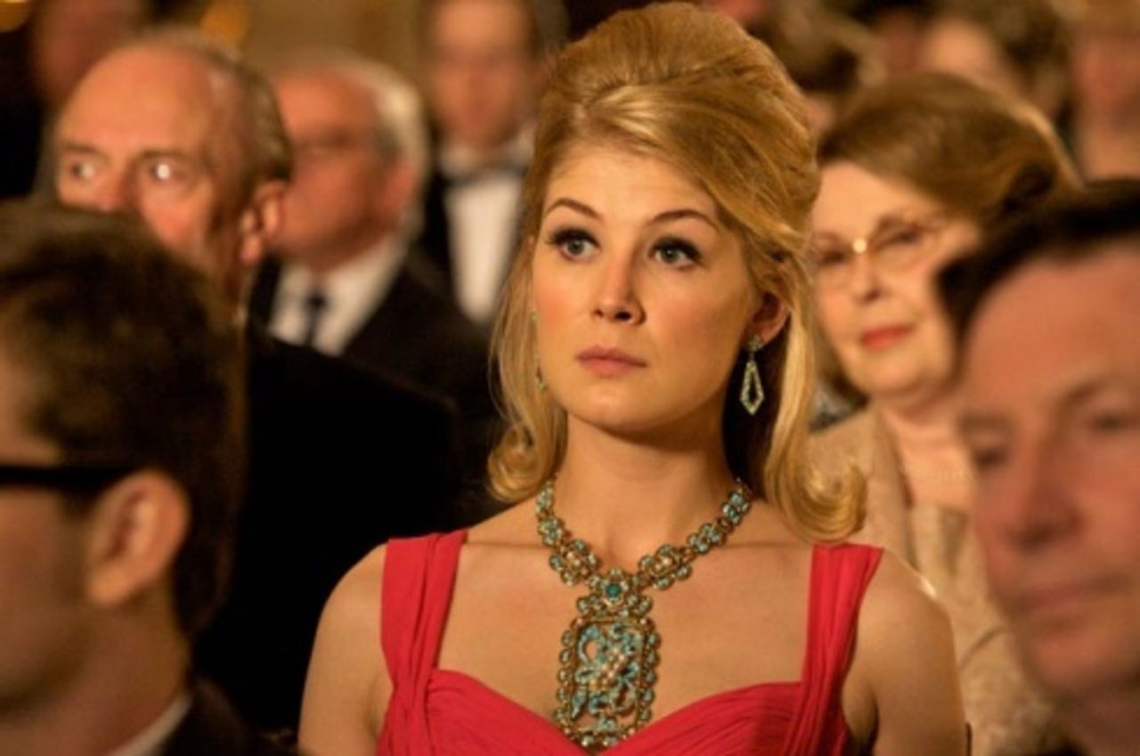 Bond-brud tar över i 