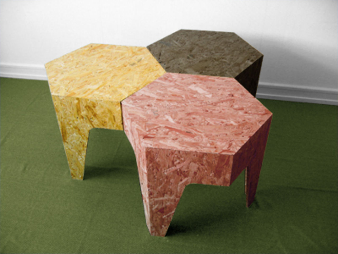 Svensk design ger billigt bord