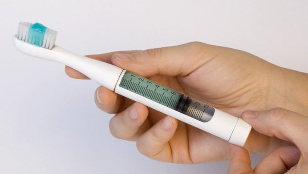 Tandborste med inbyggd tandkräm