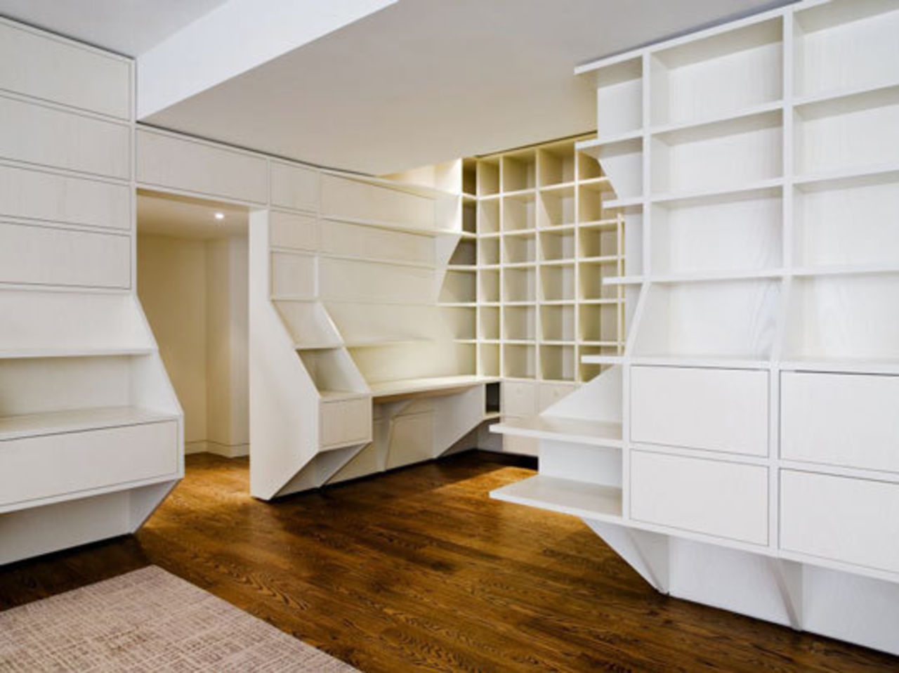 Hyllor med plats för allt