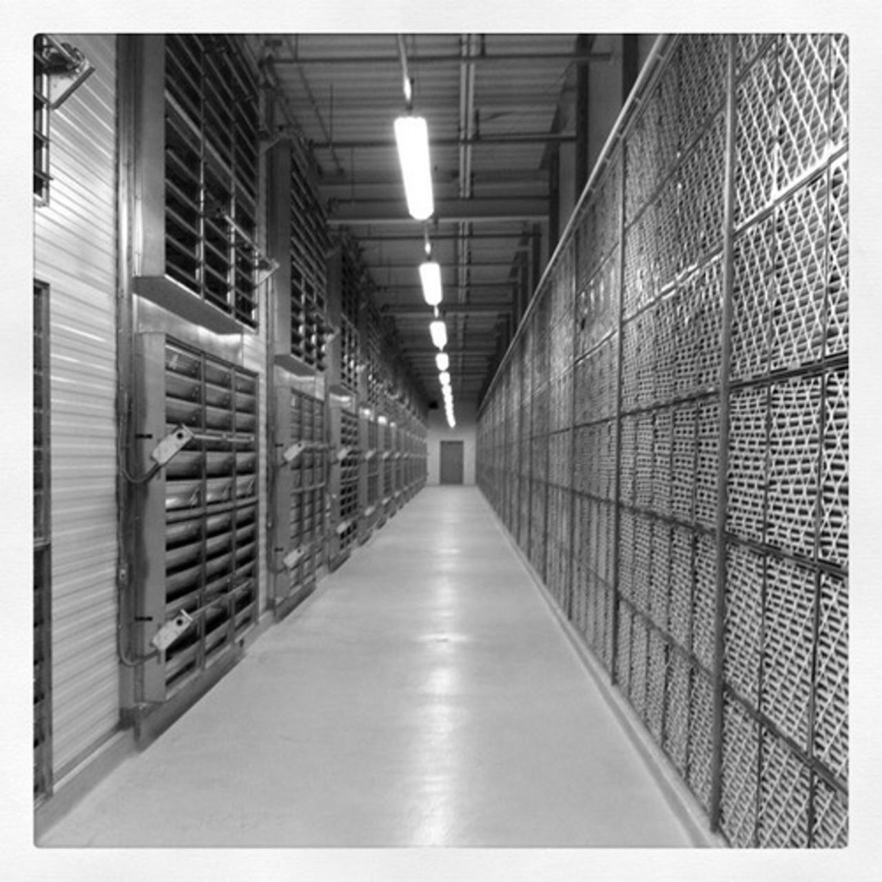 Så här ser det ut i Facebooks nya datacenter