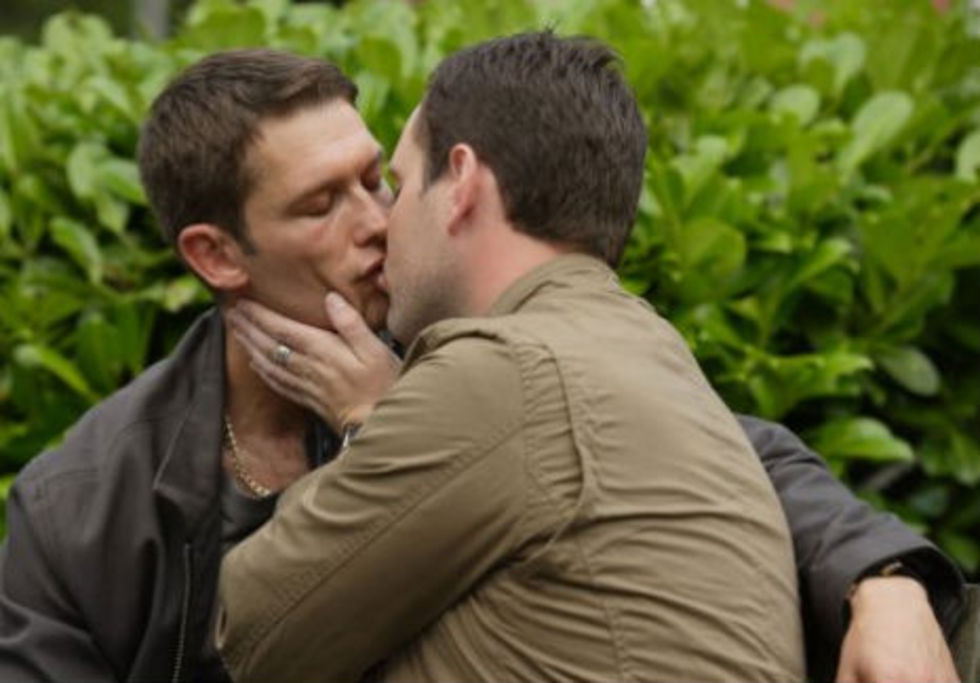 Facebook raderar bilder på kyssande män