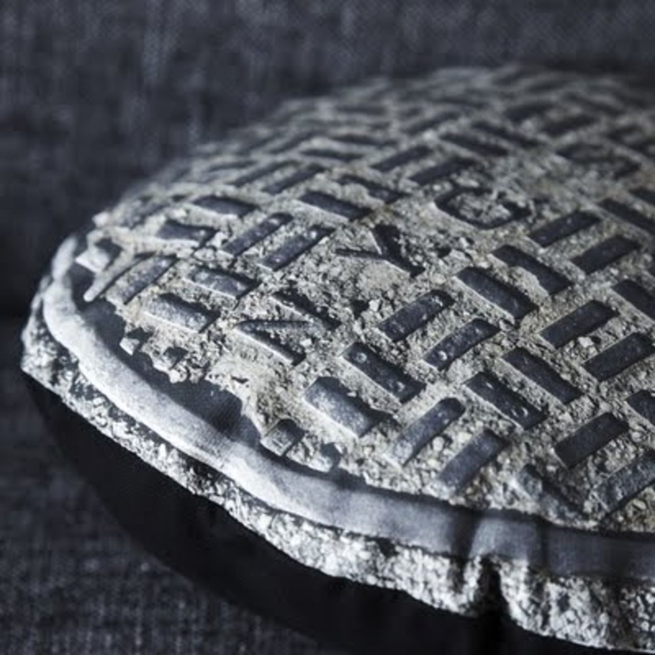 Vila huvudet mot ett brunnslock