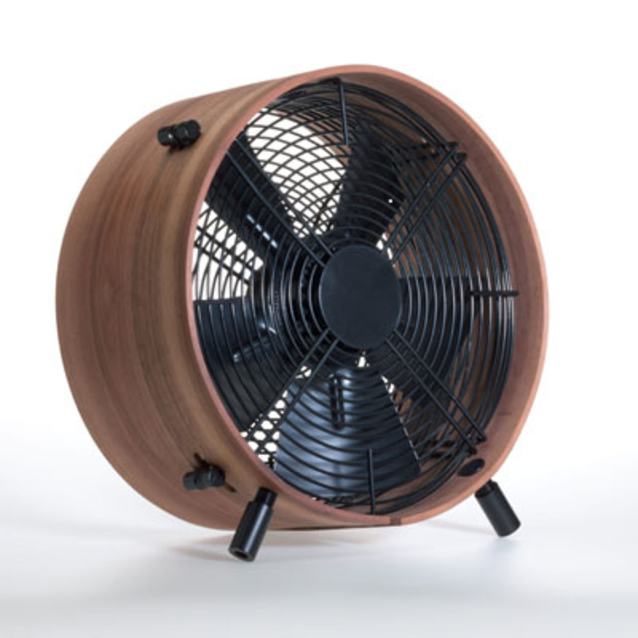 Svalka i sommar med cool fläkt i trä