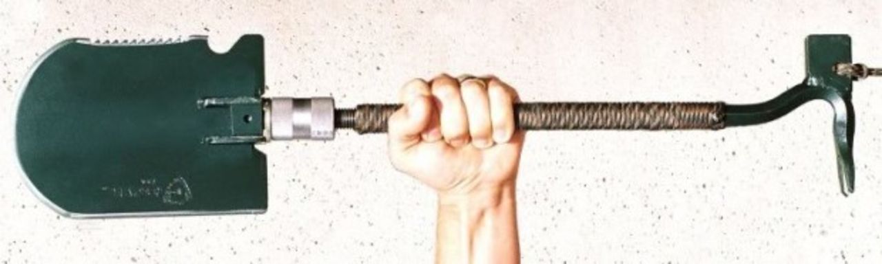 Spade, kofot, hammare och machete - i ett