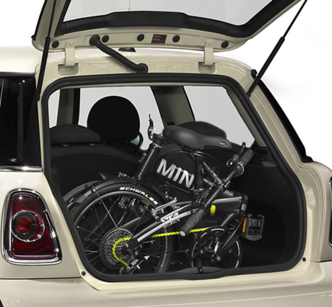 Ihopfällbar cykel som passar i bagagen på en Mini
