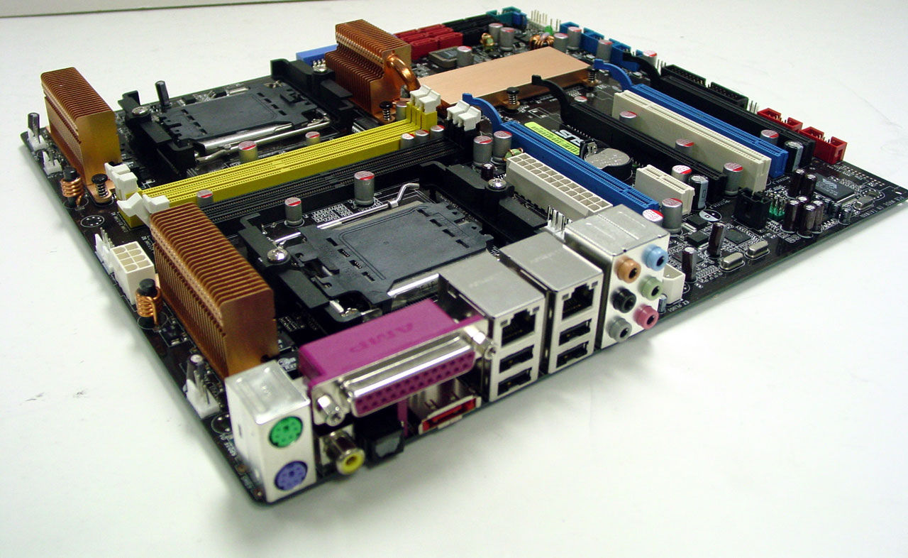 Första bilderna på ett AMD 4x4-moderkort