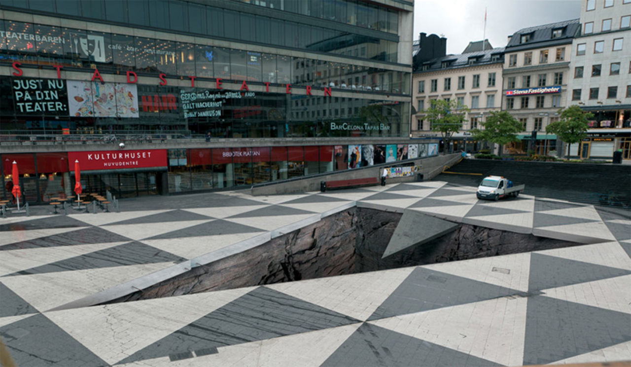 Sergels torg i Stockholm blir en djup avgrund i juni