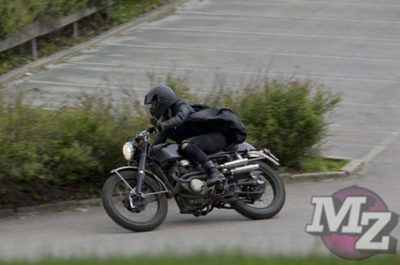 Mara testar motorcykeln