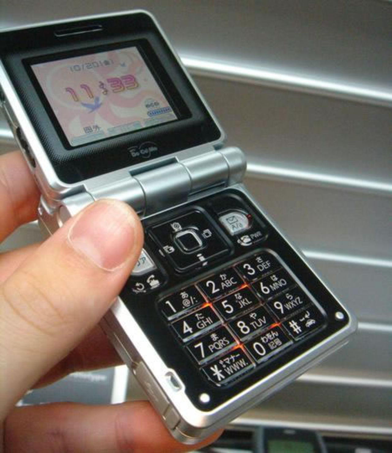 - Vänta, jag skall bara ladda mobilen i solen...