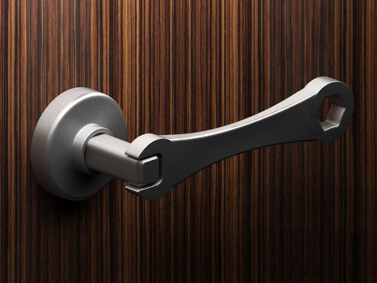 Skiftnyckel som dörrhandtag