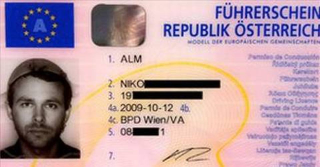 Niko är pastafarian - bär därför durkslag på huvudet på sitt körkort