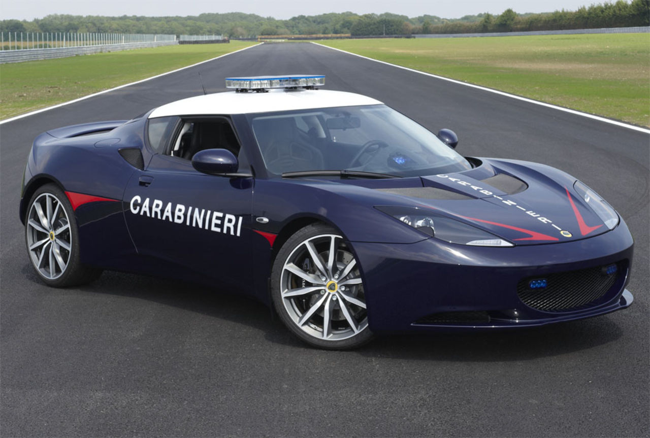 Italienska polisen kör brittisk sportbil