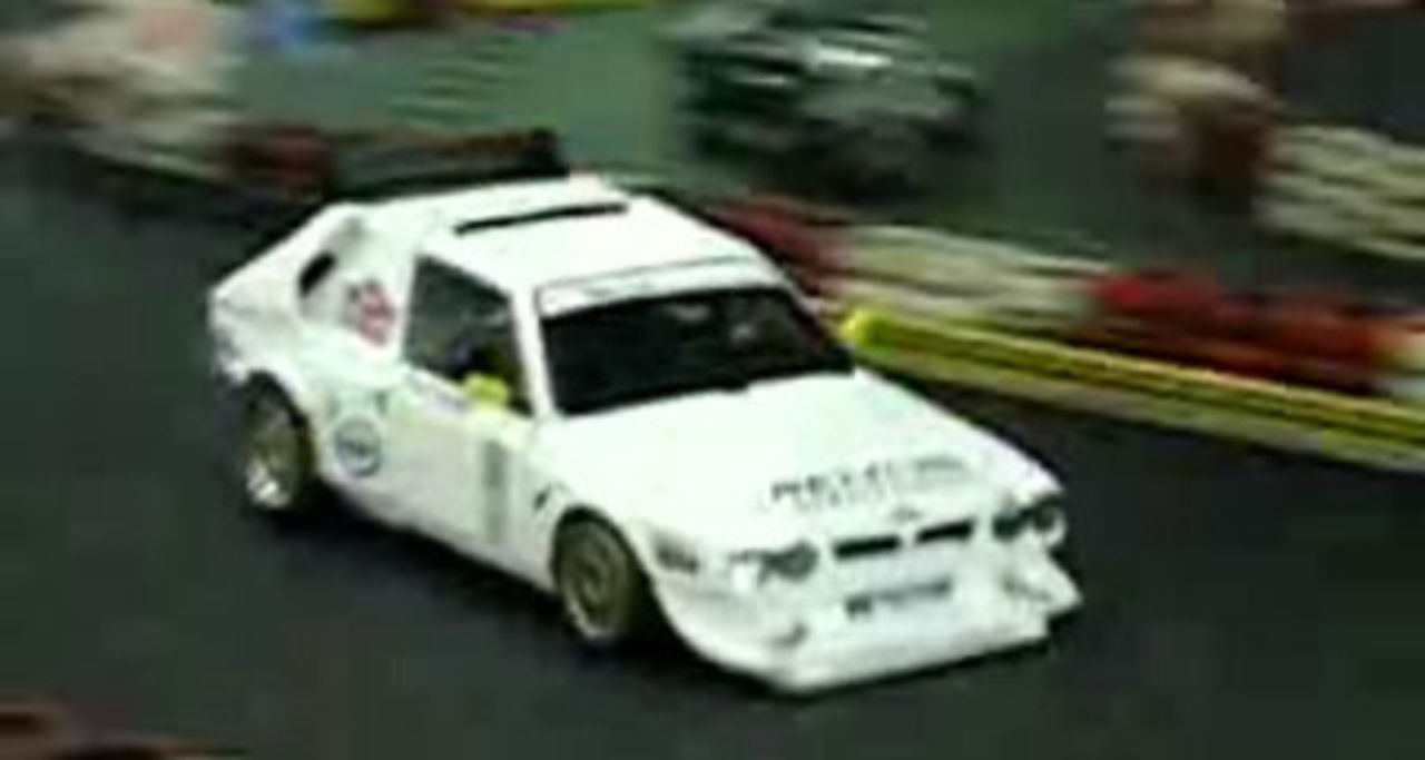 VIDEO: Lancia Delta S4 leker inomhus