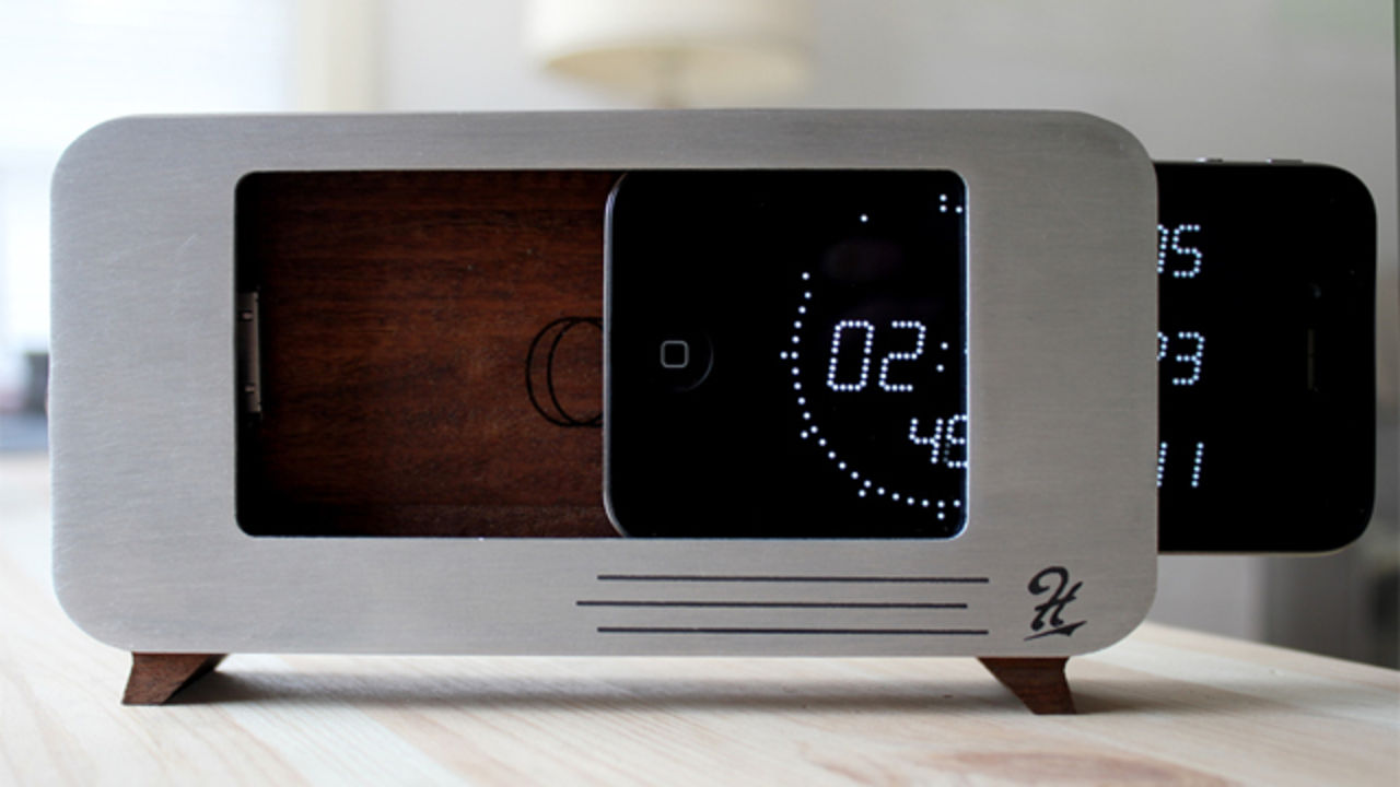 Ladda iPhonen i smart klockradio-liknande docka