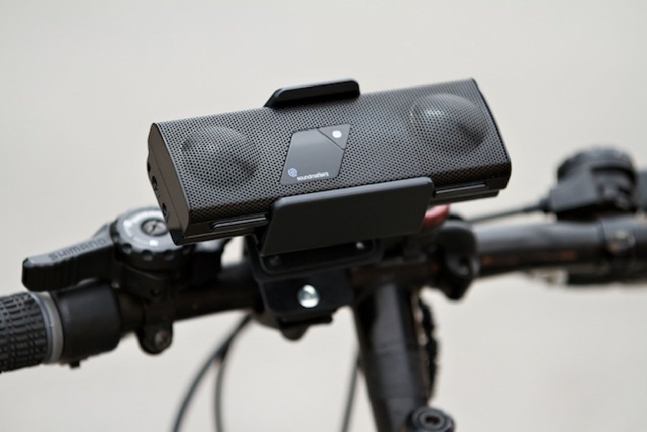 Blåtandshögtalare att fästa på cykelstyret