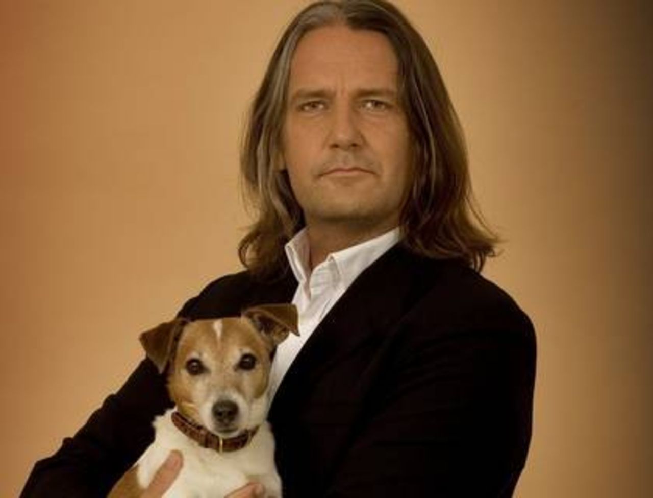 Nyfiken på Simon Davies?