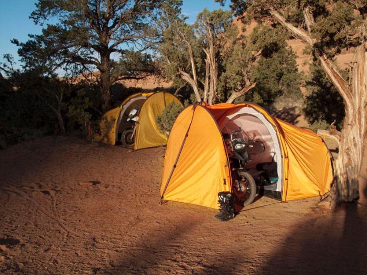 Tält med garageplats för motorcykeln
