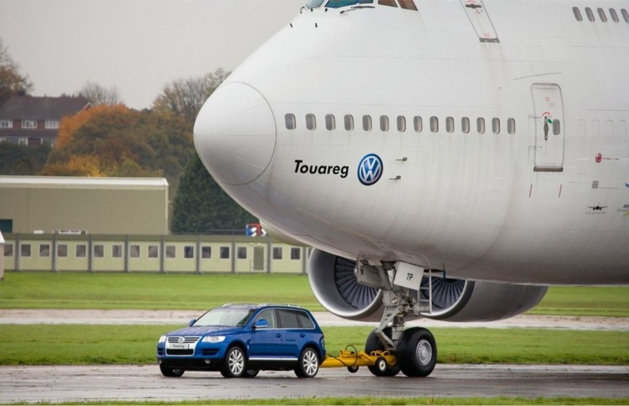 Volkswagen Touareg V10 TDI drar en Boeing 747