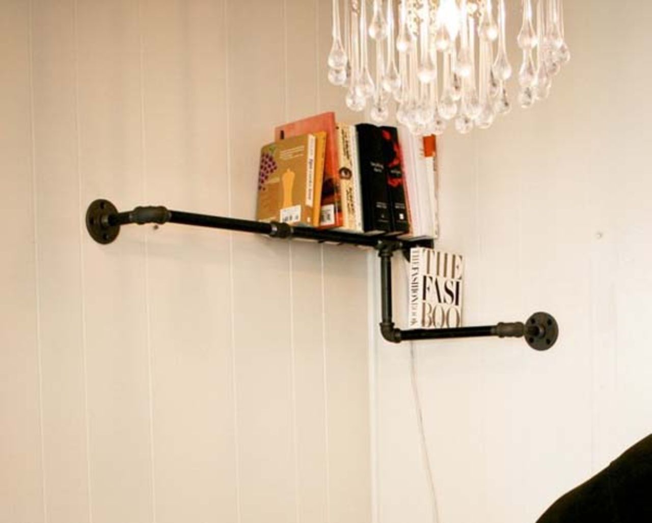 Gamla rör som bokhylla