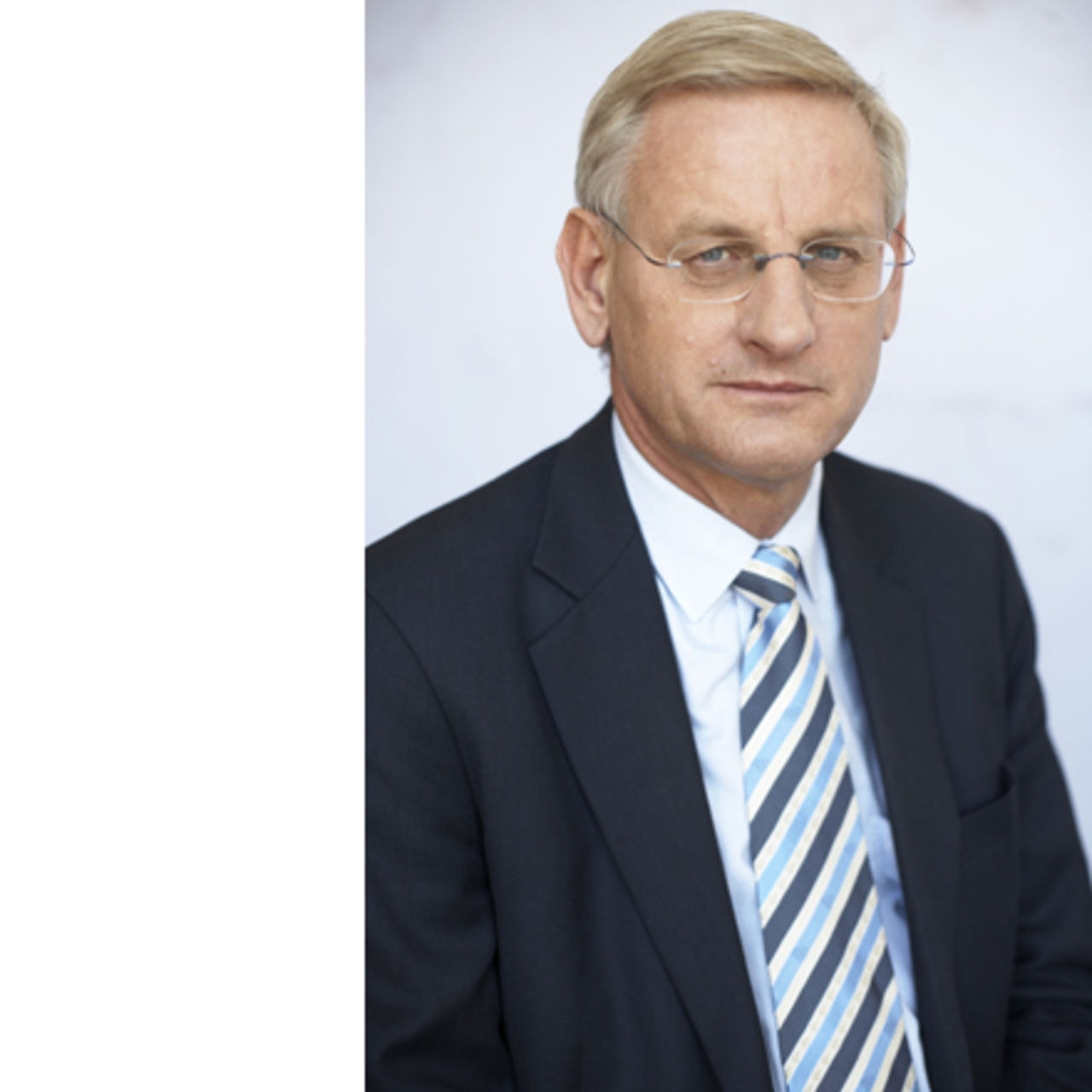 Vad har Carl Bildt för prylar i väskan?