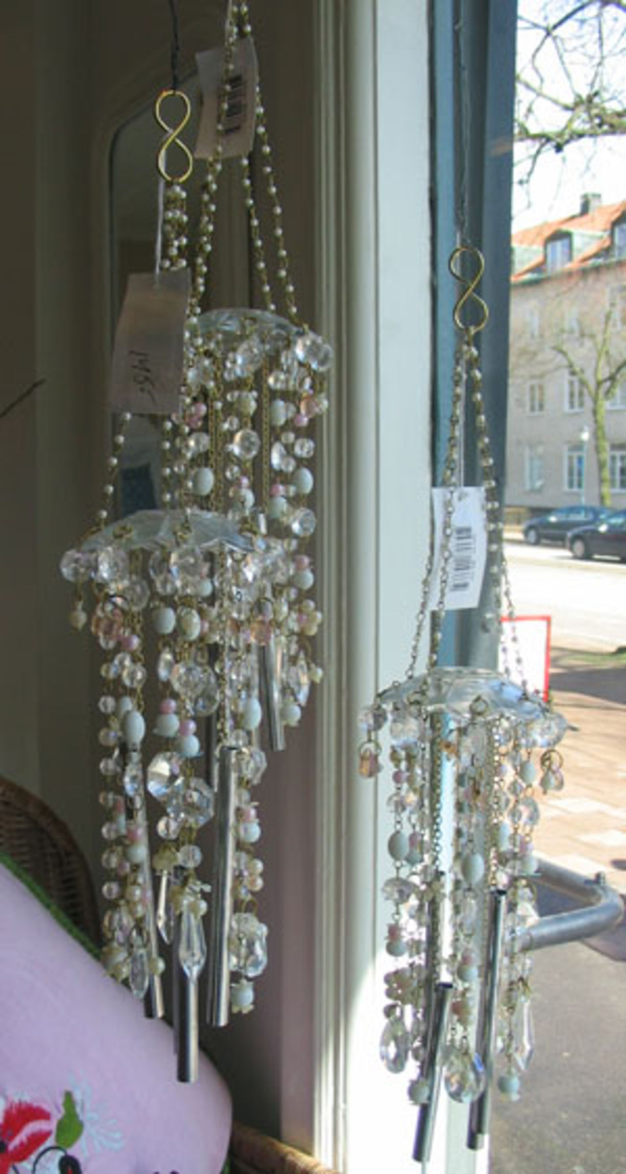 Njut av vindspelets still plingande