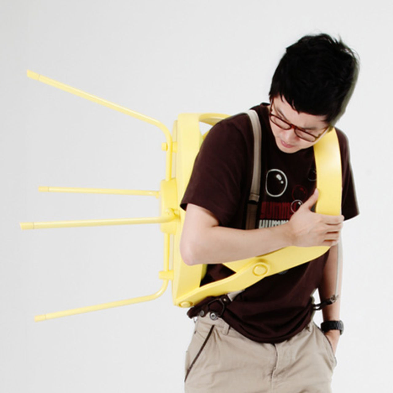 Bär stolen som en axelremsväska