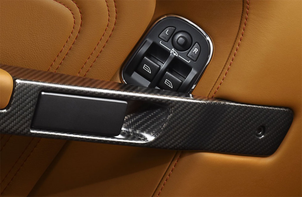 Aston Martin visar upp ny kolfiber-kittad DBS