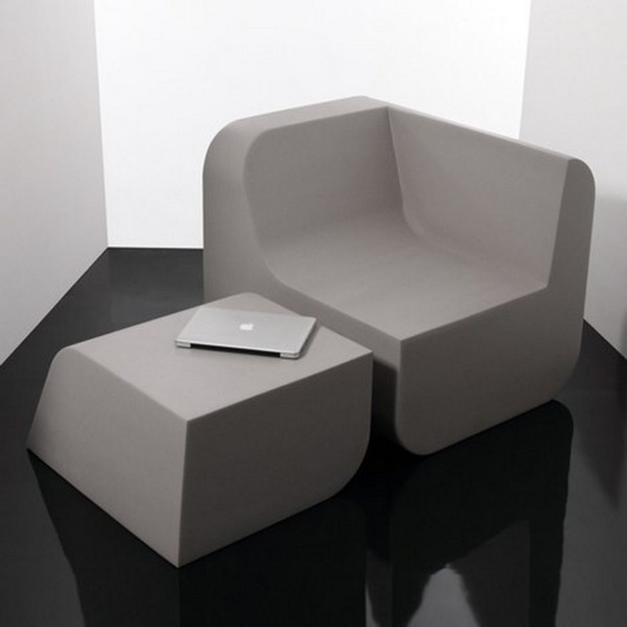 En fåtölj, en pall, ett bord