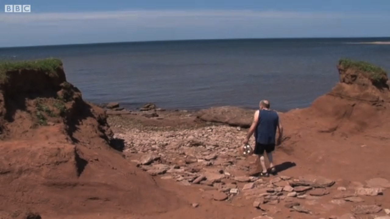 Harold Hackett har slängt 4 800 flaskor i havet