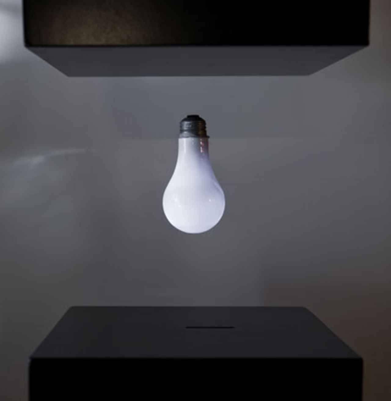 En svävande glödlampa