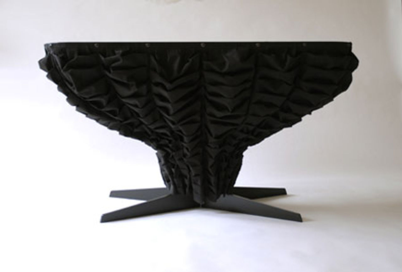 Dramatiskt bord av gardiner