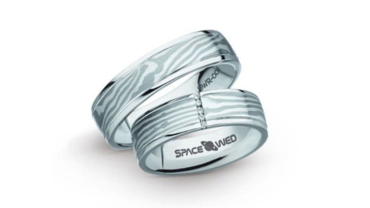 Vigselringar tillverkade av rymdguld