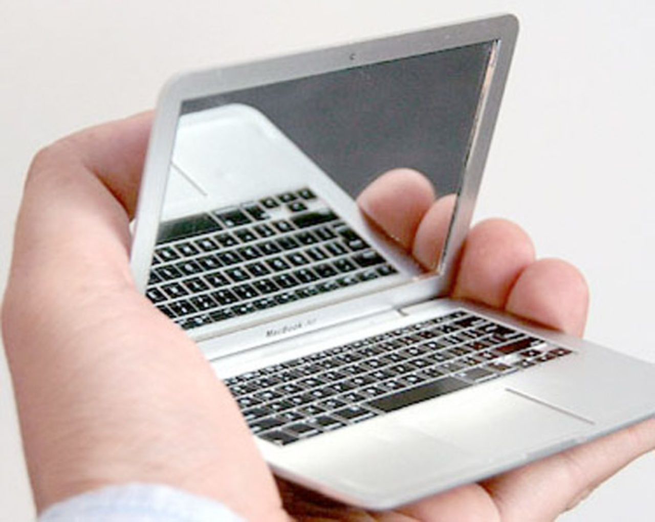 Sminkspegel i form av MacBook Air