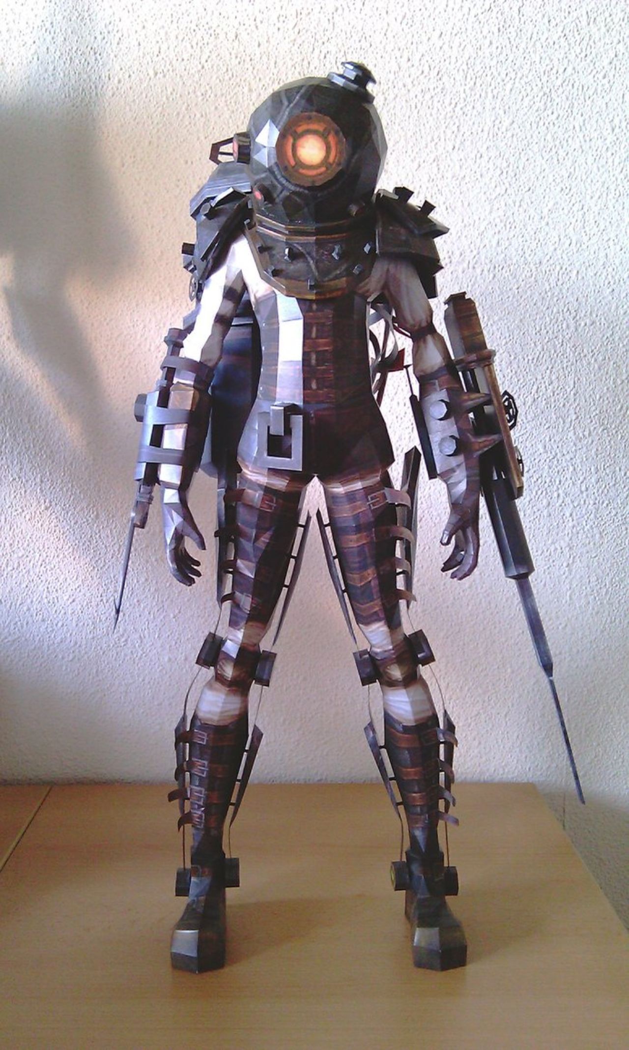 Superläcker papercraft-version av Big sister