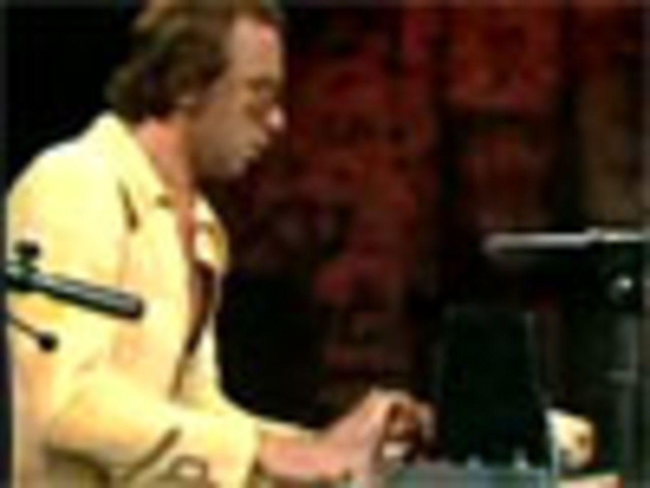 Tommy Körberg spelar congas