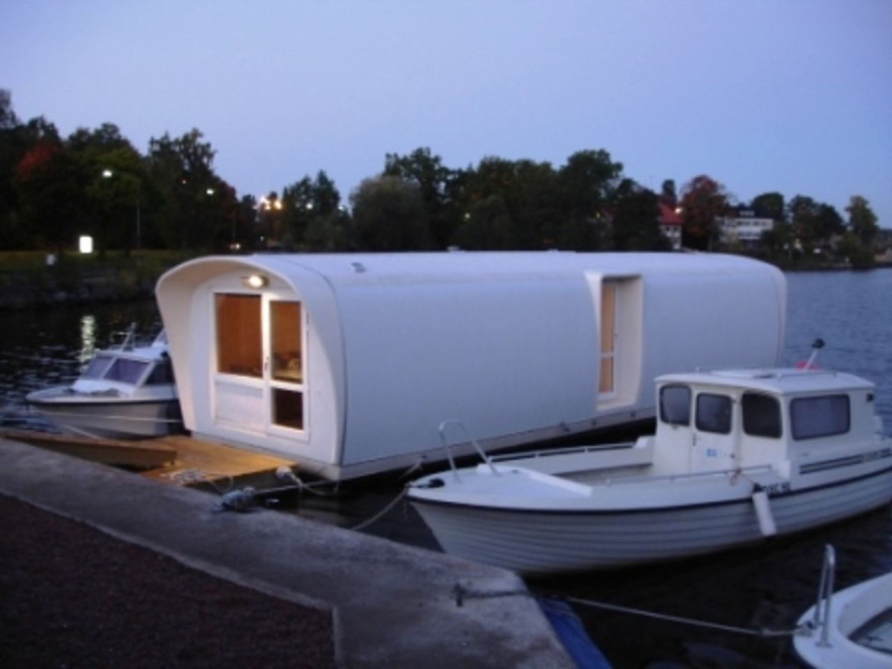 Bo i en husbåt kanske?