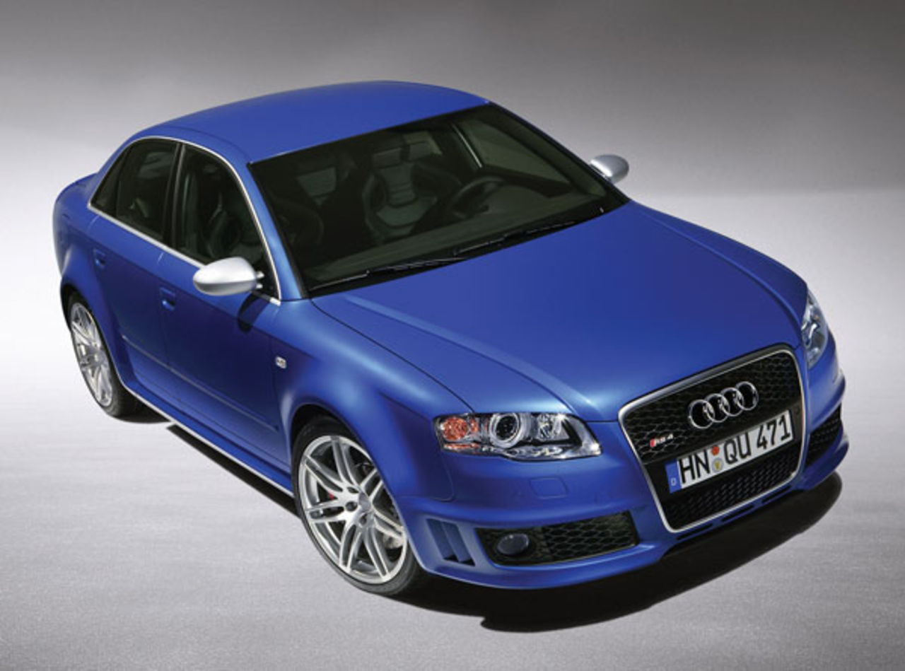 Uppdaterad: Audi RS4 rullar vidare ett år till