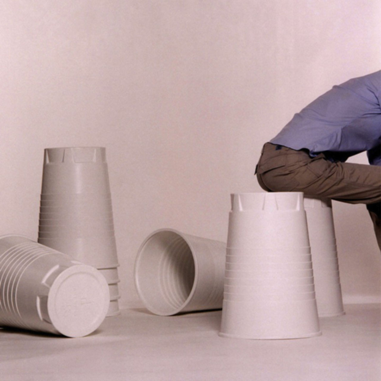 Plastmuggar i trädgården