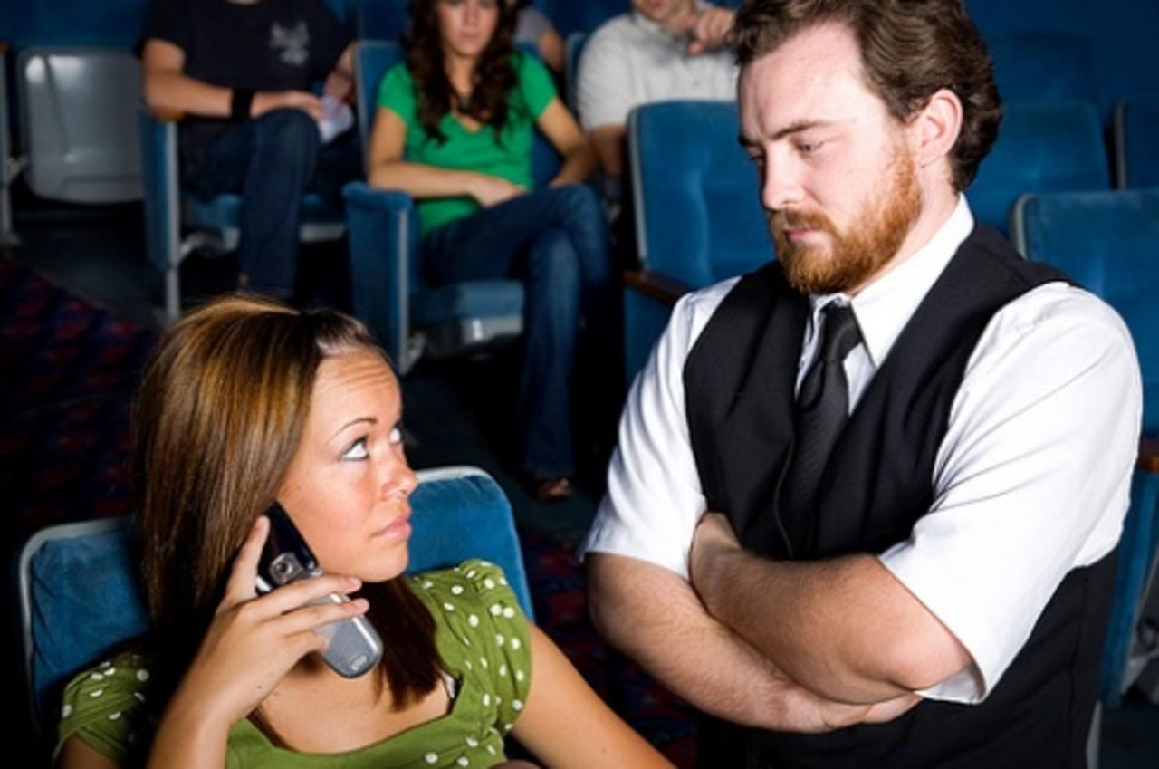 Långtråkigt på bion? Ring en vän