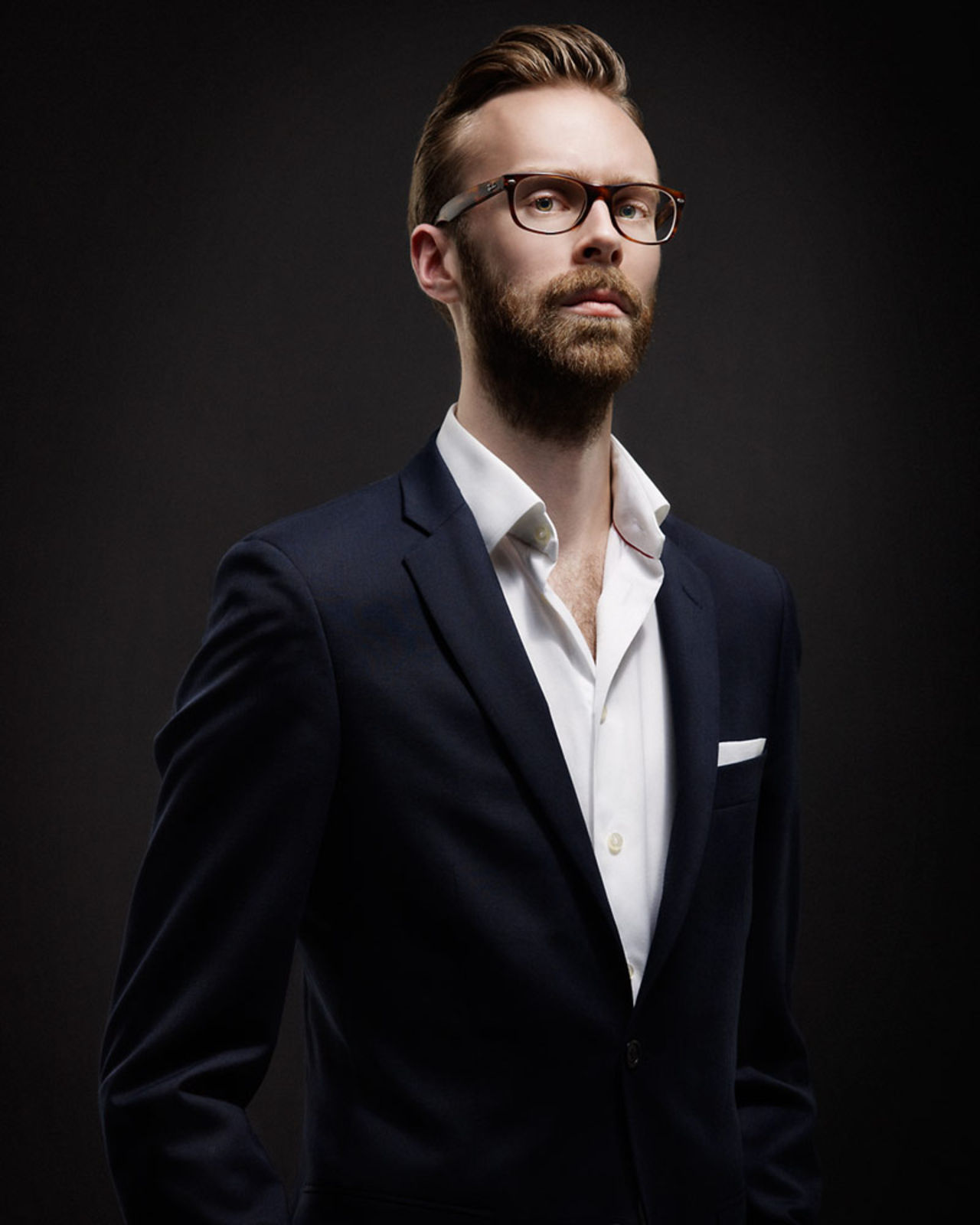 Porträtt belyst rakt ovanifrån