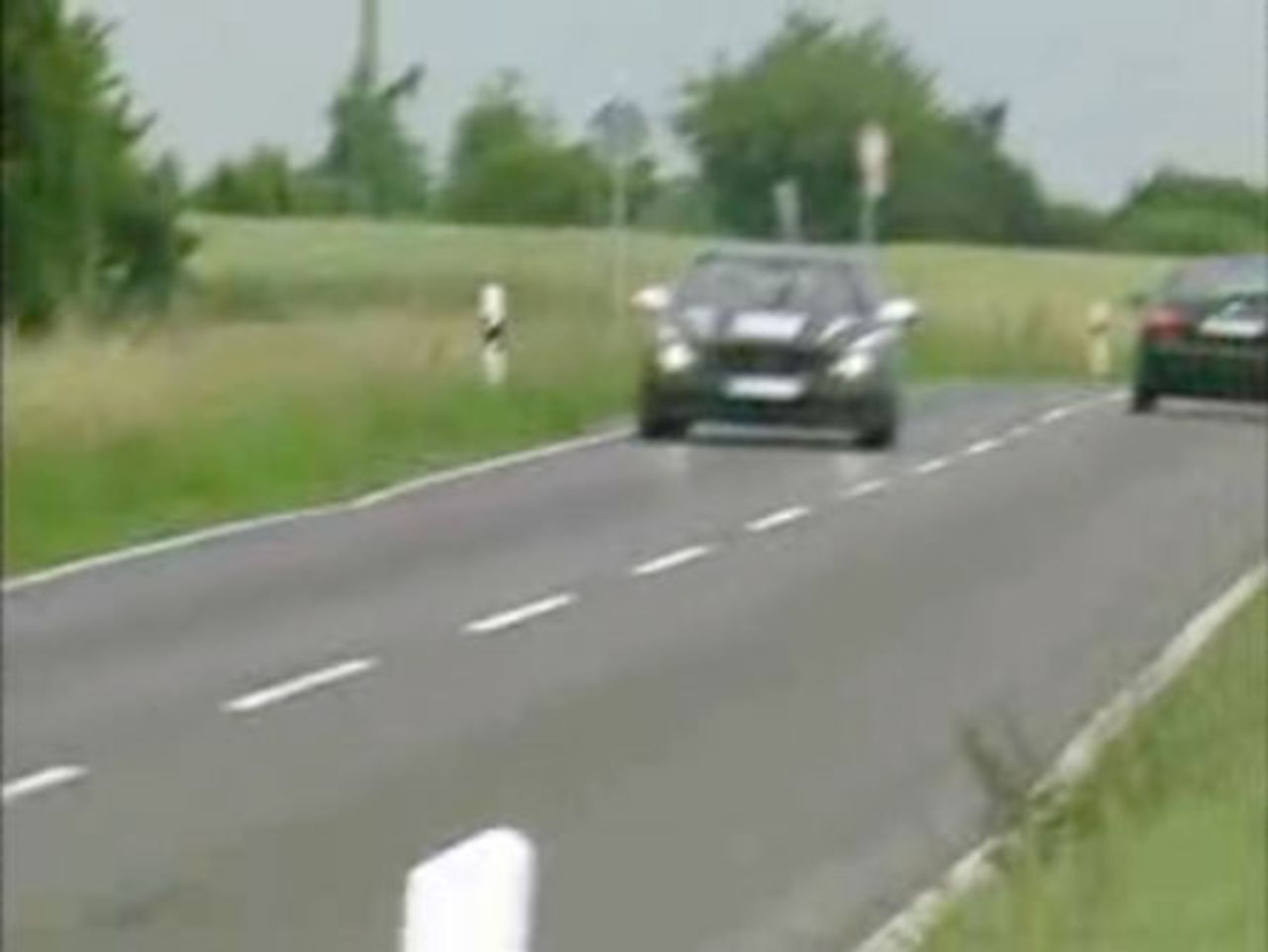 Mercedes C63 AMG poserar i det vilda